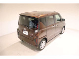 後部座席とリヤはプライバシーガラスになっています。座っている人や置いてある荷物が見えにくくなっているのでプライバシーの確保が出来ます。