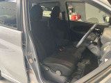 運転席、助手席です。座面も広くゆったりと座れてアームレストも付いているので重宝します。