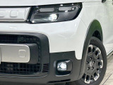 【LEDヘッドライト】悪天候や夜間走行時も良好な視界を確保し安心して運転できる高輝度LEDヘッドライトを装備!点灯速度が早く、消費電力も抑えられています。
