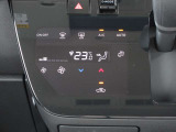 オートエアコンですので、車内を快適な空間に出来ます♪   操作はタッチパネル式ですので爪の長い方でも安心して操作して頂けます!