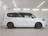 リアには左右スライドドアを採用。狭い駐車場でも開閉しやすく、強風の日でもドアが煽られにくくなっております。小さなお子さまやご年配の方も安心して乗り降りできます。