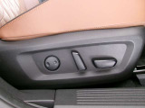 運転席電動パワーシート。ランバーサポートもついているので腰回りもしっかりサポートしてくれます。
