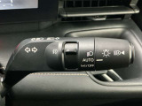 【オートライト】車のセンサーが周囲の明るさを感知し、自動でヘッドライトを点灯・消灯する機能です。この機能は夕暮れ時の交通事故が多い時間帯の安全性を高めてくれます。