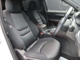 MAZDA自慢の大柄なシートが、しっかりと身体を支えます。大型シートフレームとやや硬めのクッション材が無駄な沈み込みを抑え、路面状況も掴みやすくなっています。