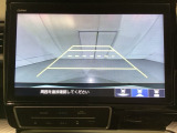 バックでの車庫入れも安心です! リアカメラが付いているバックモニター付のナビを装備しております。操作線もついており距離感も画面から確認できます。