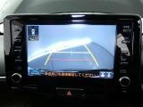 バックガイドモニター付き。車両後方の映像をナビ画面に表示し、駐車などの後退操作をサポートします。