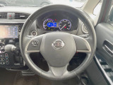 インテリアに合わせたデザインのステアリングは、運転される方のことも考え、運転しやすい形状、大きさです。是非一度、実際に触ってお確かめください。