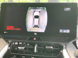 【パノラミックビューモニター】専用のカメラにより、上から見下ろしたような視点で360度クルマの周囲を確認することができます☆死角部分も確認しやすく、狭い場所での切り返しや駐車もスムーズに行えます。