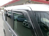 雨の日でも、車内の空気入替に便利なプラスチックバイザー付きになります^^意外と実用性がありますよね☆
