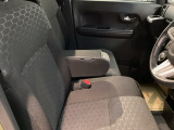 【アームレストコンソール】すぐに取り出せる便利なスペース。スマート収納ですっきり快適な車内に。