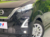 【LEDヘッドライト】悪天候や夜間走行時も良好な視界を確保し安心して運転できる高輝度LEDヘッドライトを装備!点灯速度が早く、消費電力も抑えられています。