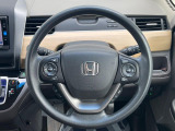 インテリアに合わせたデザインのステアリングは、運転される方のことも考え、運転しやすい形状、大きさです。是非一度、実際に触ってお確かめください。