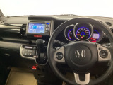 運転席周辺のスマートなレイアウトが、操作のしやすさを実現。快適なドライブをサポートします。