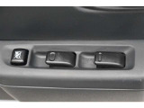 スイッチ一つで窓を開け閉めできるパワーウィンドウスイッチです。