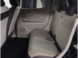 リアシートは可倒式になっていますので、長いお荷物も収納できます!!