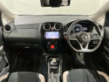 使いやすいレイアウトのダッシュボード周辺です。オートエアコンや小物入れなど嬉しい装備が満載です。