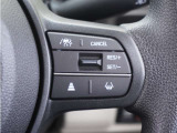 【アダプティブクルーズコントロール】ステアリングのスイッチを操作するとミリ波レーダーで先行車との距離を測定。設定を適切に保ちながら加速・減速、さらに停止まで自動に追従します。