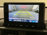 リバースギアに入れるだけで後方の表示へ切り替わります。夜間や雨の日の駐車も楽になりますよ。