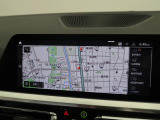 【純正ナビゲーション】BMWのナビゲーションは操作性も良く、詳細な地図情報と交通状況を見やすく表示し、快適なドライビングをサポートしながら目的地までナビゲートします。