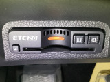 【ETC車載器】カードを挿すだけでゲートをスルー。利用には車両情報を登録する「セットアップ」が別途必要です。