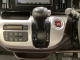 CVT車のセレクトレバーです。低速から高速まで、変速ショックのないスムーズな走りを実現するとともに、エンジン効率のよい領域を維持することで燃費にも貢献します。