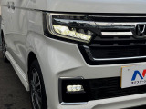 【LEDヘッドライト】悪天候や夜間走行時も良好な視界を確保し安心して運転できる高輝度LEDヘッドライトを装備!点灯速度が早く、消費電力も抑えられています。