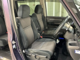 乗降がしやすい運転席。高さが調節できて小柄な方でも運転しやすいポジションをとることができます。