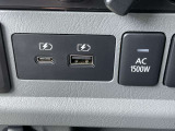 充電端子が装備されていますので車内でスマートフォンなどの充電が可能です。