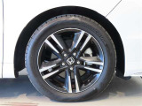 純正のアルミホイール装着車です。タイヤサイズは215/55R17です。