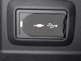 充電用USB端子付き。スマートフォンなどの充電に便利です。
