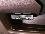 ハンドルの左下にETCがついています。高速道路の料金所の通過も楽々です。 カードの取り出しもしやすい場所についています。