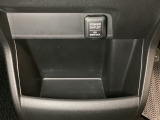 アクセサリーソケットはUSBのアダプターなどをつければ、スマホの充電にも使えます。周辺には物が置けるボックスがついています。