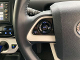 運転中、オーディオの操作をしてて、ハッとしたことはありませんか?ステアリングスイッチは、運転中でもハンドルでオーディオの操作が可能です。安全なドライブをサポートします。