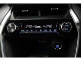 運転席と助手席、それぞれ温度調節ができ、オールシーズン快適なオートエアコンとなっております!