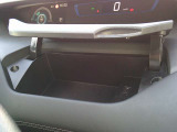 運転席の前にも収納があり便利ですね!