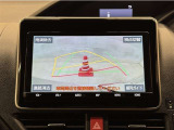 バックガイドモニター付きです。車の後方に小型カメラが付いており、バックする際の後方の様子をモニター上に表示します。