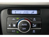 ★エアコンはオートタイプが装着済みです!オートモードにしておけば、車内温度を設定するだけで風の料や吹き出し口の切り替えを機械が行ってくれます!一年中快適な環境を作れますよ♪