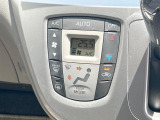 【オートエアコン】一度お好みの温度に設定すれば、車内の温度を検知し風量や温度を自動で調整。暑い&hellip;寒い&hellip;と何度もスイッチ操作をする必要はありません。快適な車内空間には必須の機能ですね♪