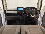【前方視界】開放的な前方視界!運転がしやすく疲れにくいです♪窓が大きく、見通しがとっても良いおクルマですよ♪