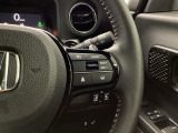 【クルーズコントロール】設定した速度を自動で維持し、ドライバーの運転負荷を軽減する支援機能です。長距離走行時の疲労を抑えるだけでなく、速度の安定による燃費向上も期待できます。