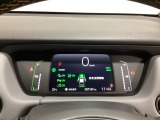 デジタル表示のスピードメーターとタコメーター、燃費やオドメーターなどの表示の他に、ホンダセンシング機能などの表示もできる多機能なマルチインフォメーション・ディスプレイです。