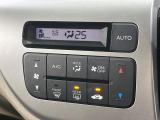 【オートエアコン】一度お好みの温度に設定すれば、車内の温度を検知し風量や温度を自動で調整。暑い&hellip;寒い&hellip;と何度もスイッチ操作をする必要はありません。快適な車内空間には必須の機能ですね♪