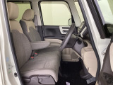 フロントシートはベンチシートです。ベンチシ―トは運転席と助手席の移動もスムーズ!狭い駐車場での乗り降りに便利です。シートの間にコンソールボックスやドリンクホルダーがないため、車内空間も広く感じます