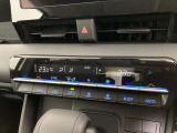 デュアルエアコンとは、運転席と助手席で、個別に温度設定ができる機能です。気温の感じ方は、人それぞれ違うもの。乗る人に優しい機能ですね。