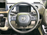 インテリアに合わせたデザインのステアリングは、運転される方のことも考え、運転しやすい形状、大きさです。是非一度、実際に触ってお確かめください。