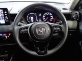 ハンドル左側にはオーディオ操作が出来るオーディオリモートコントロールスイッチ、右側にはHonda SENSINGとオートクルーズコントロールのスイッチを装備!