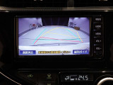 バックガイドモニター(リバース連動)で、後方を確認しながら安心して駐車することができます。運転初心者も熟練者も必須の機能ですよ!