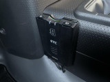 【ETC】有料道路を利用する際に料金所で停止することなく通過できる、ETC車載器(ノンストップ自動料金収受システム機器)が装備されています。セットアップを行うことで利用可能になります。
