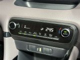 【オートエアコン】「AUTO」スイッチを押すだけで、冷暖房の切り替えや風量、吹き出し口の調整などを自動で行います。