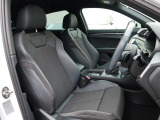 Audi車はどの車種も全てレザーハンドルです。そこにはAudiのこだわりがあり質感の高いレザーでしっかりと手に馴染み、高級感を演出します。